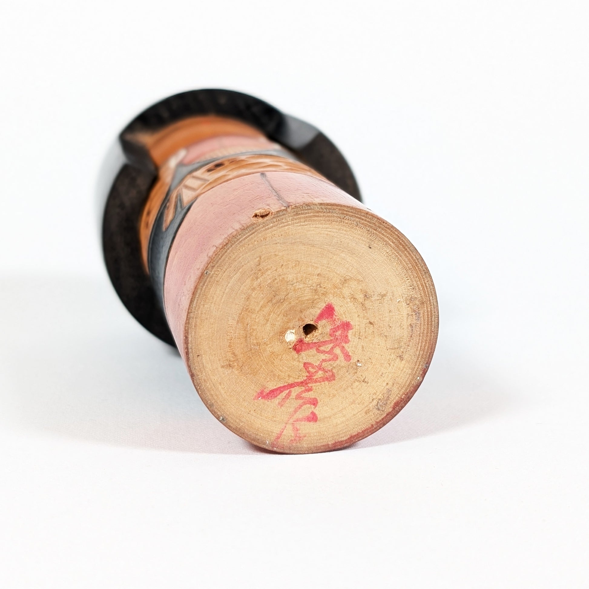 Signature Kisaku 季作 sous une kokeshi japonaise, marque d’artiste gravée sur le bois