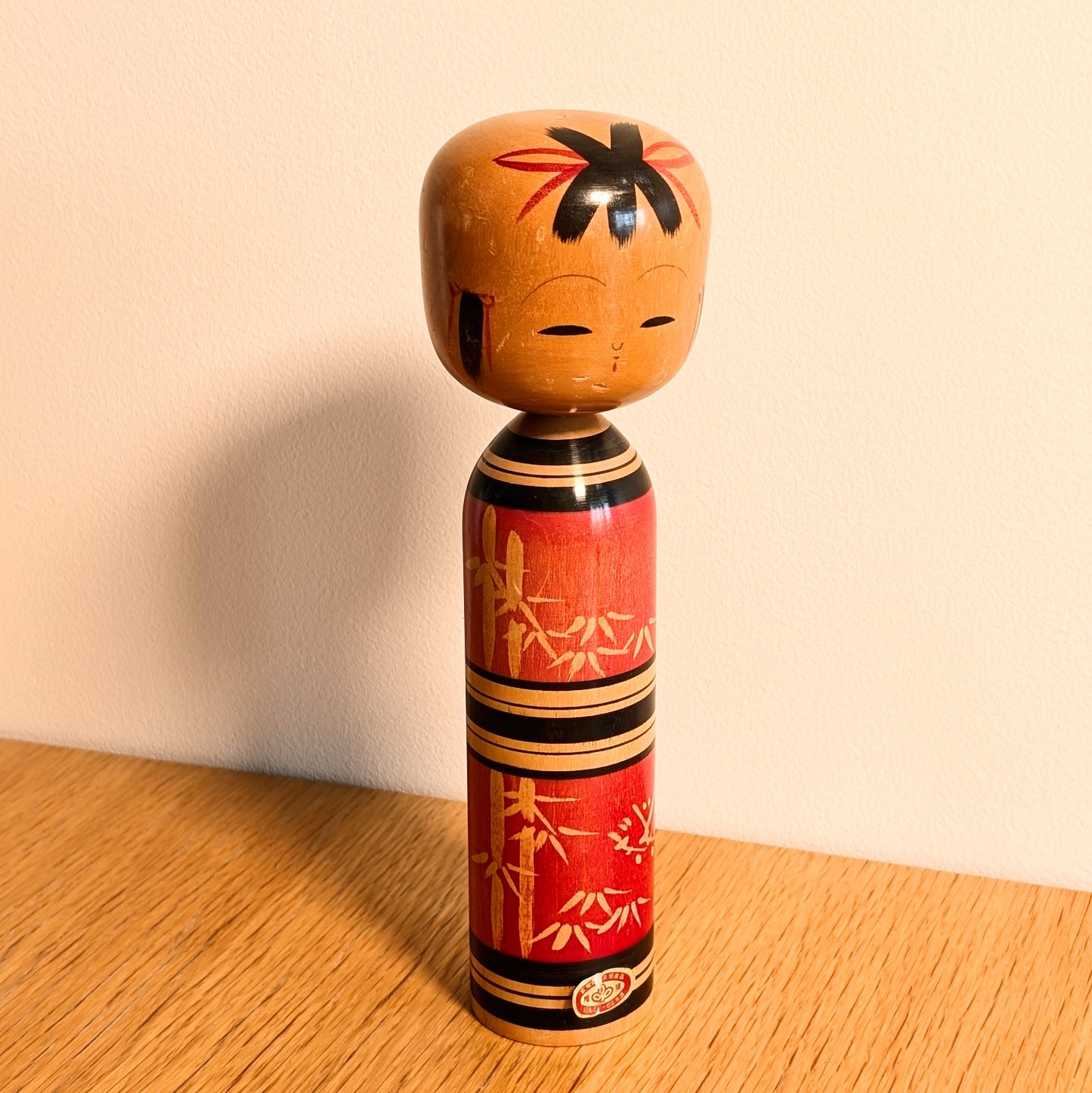 Kokeshi créative sosaku par Kawamura Shōji, poupée japonaise en bois rouge décorée de motifs de bambou