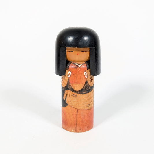 Kokeshi sosaku signée Kisaku, poupée japonaise en bois avec kimono gravé et visage minimaliste