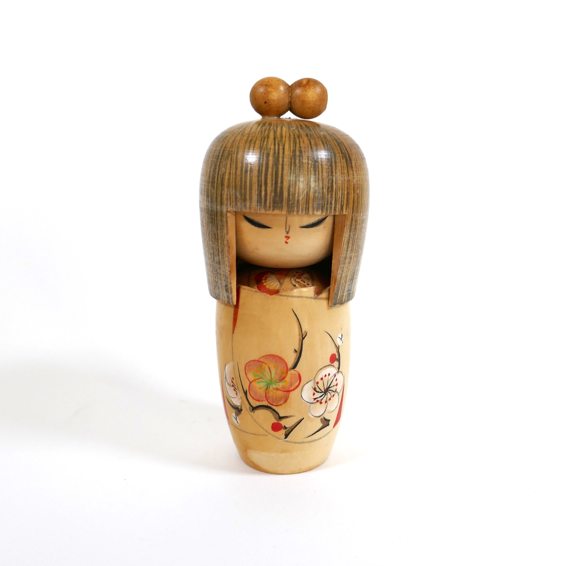 Kokeshi sosaku créative de 15 cm signée Shigemi Tanaka (Kojo Tanaka), vue de face, motifs de fleurs de prunier — poupée en bois japonaise vintage (ère Shōwa)