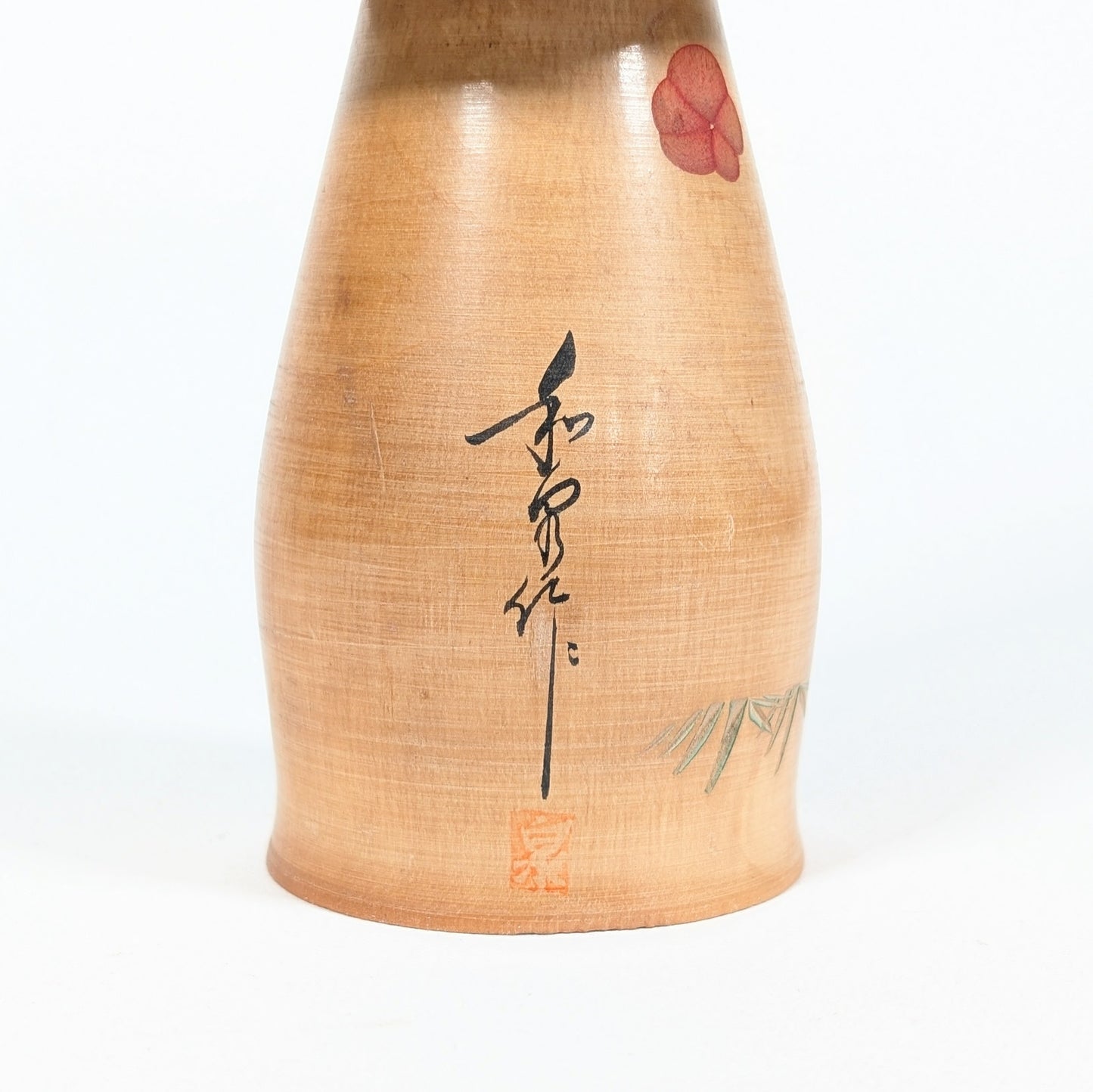 Kokeshi sōsaku japonaise Hōshun par Ueda Izumi, détail de la signature noire et du sceau rouge sur bois tourné vintage