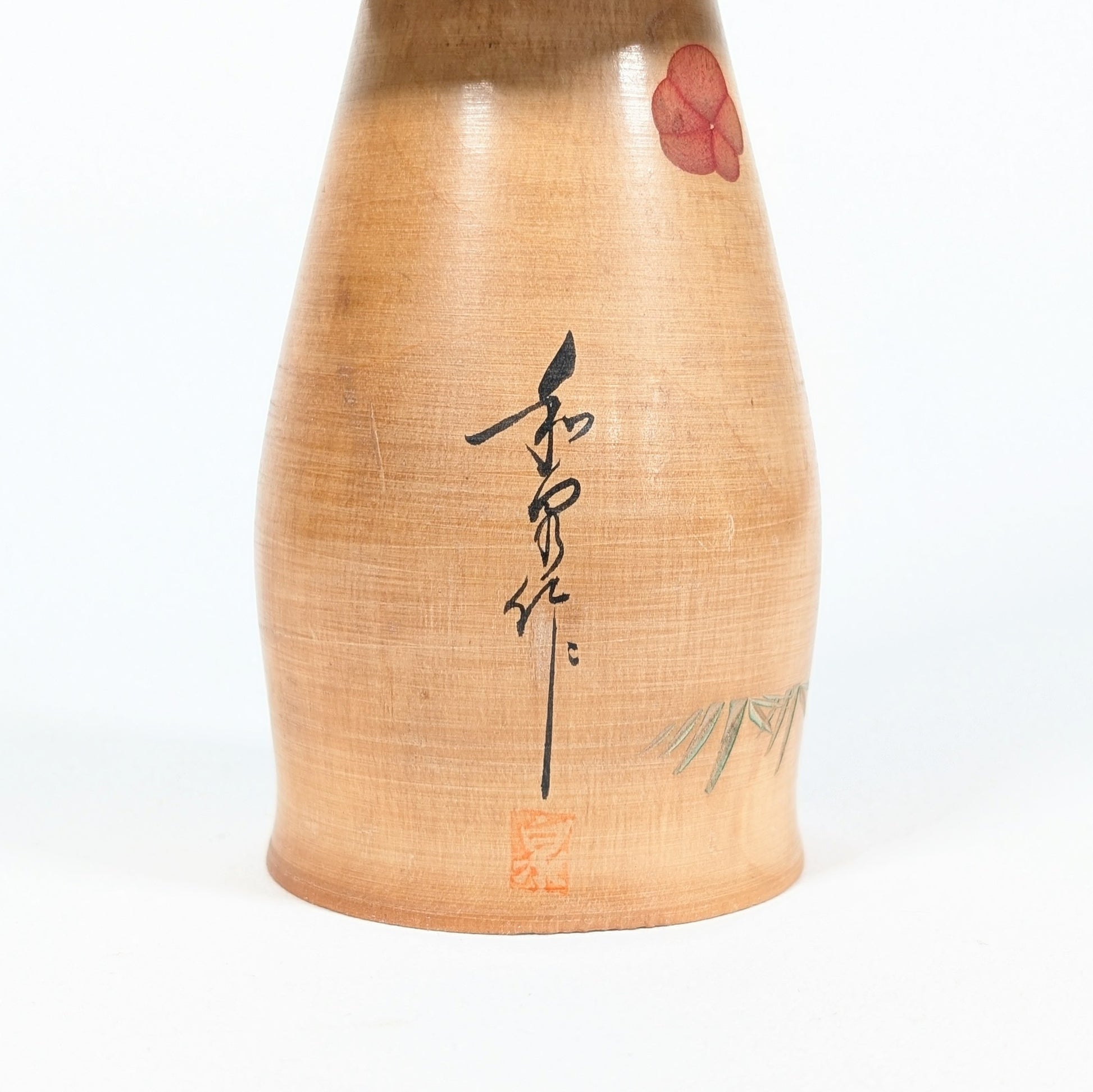 Kokeshi sōsaku japonaise Hōshun par Ueda Izumi, détail de la signature noire et du sceau rouge sur bois tourné vintage