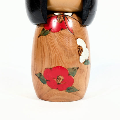Détail du kimono fleuri d’une kokeshi sosaku Usaburo avec motifs tsubaki, camélias rouges et blancs peints à la main