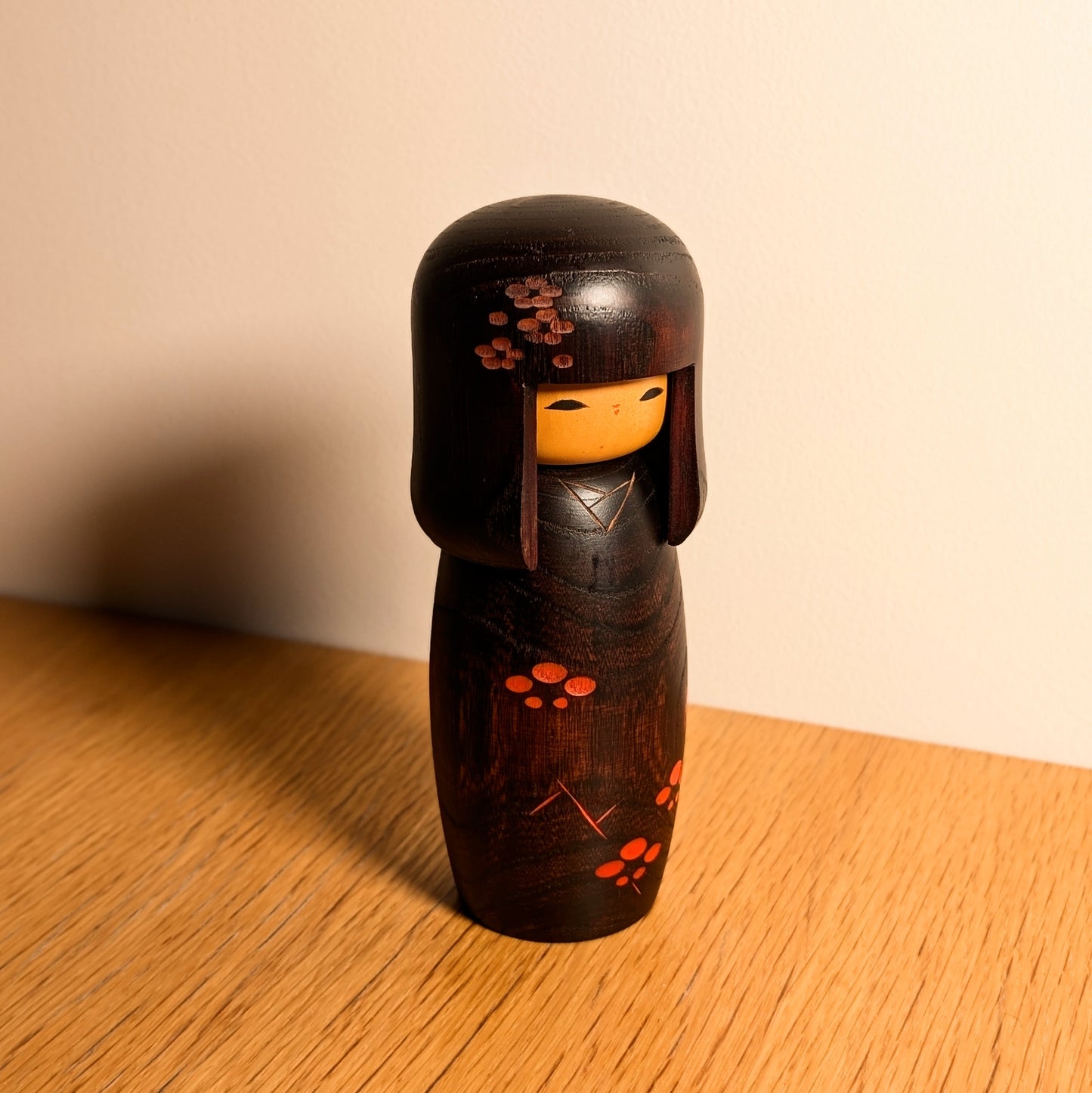 Kokeshi sosaku Usaburo modèle 春彩 Shunsai en bois foncé, fleurs de prunier ume et artisanat japonais