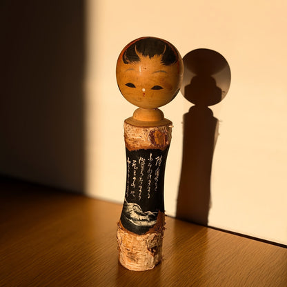 Grande kokeshi souvenir de Zao Onsen en bois de bouleau japonais, décor noir et blanc, ambiance japonaise chaleureuse