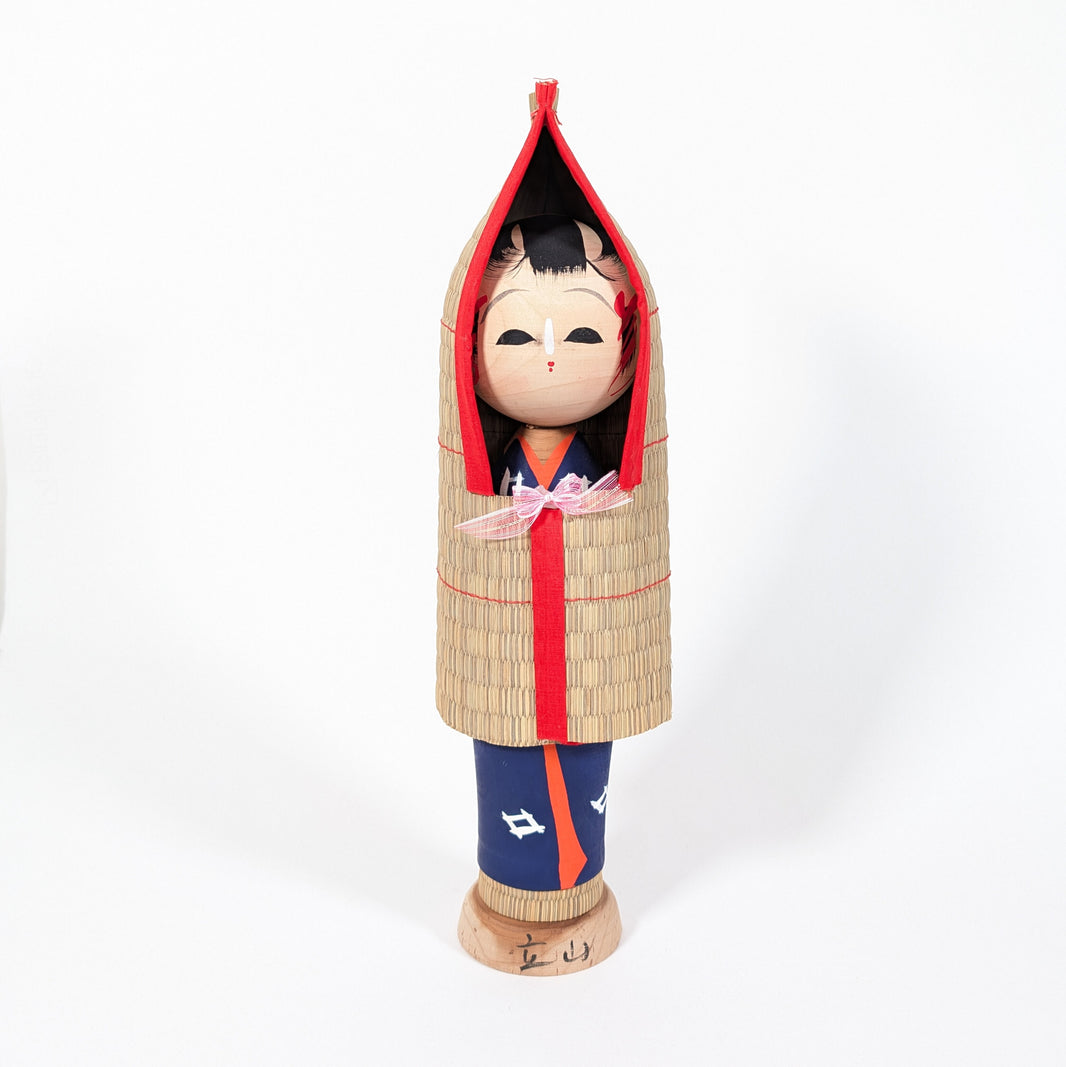 Poupée kokeshi japonaise 37 cm représentant Tateyama, vêtue d’un manteau mino en paille pour la neige, artisanat traditionnel
