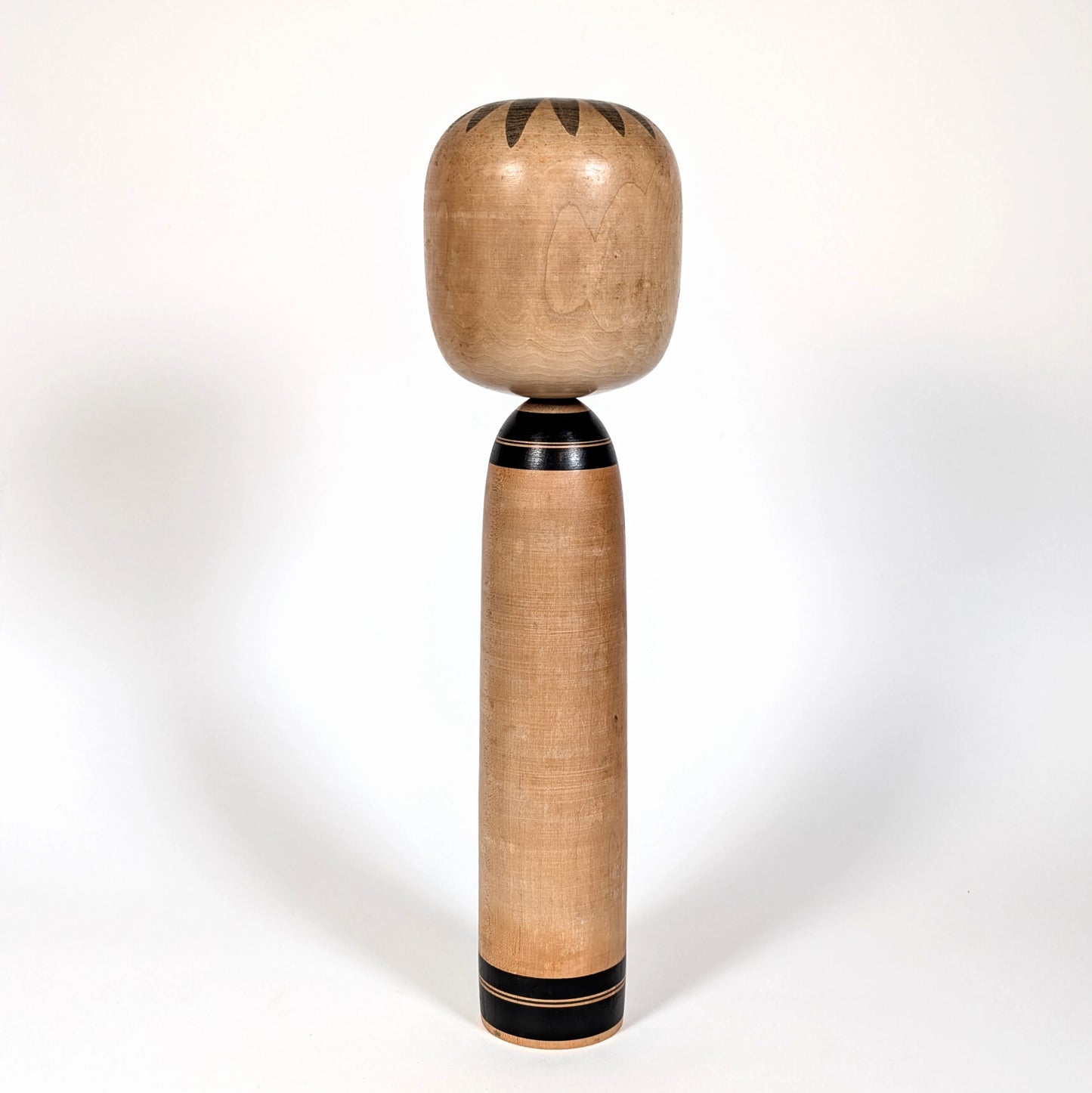 Dos d’une grande kokeshi Togatta de 1964 en bois tourné, finition naturelle, travail artisanal japonais par Sato Shigekazu, région de Miyagi