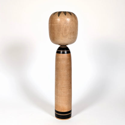 Dos d’une grande kokeshi Togatta de 1964 en bois tourné, finition naturelle, travail artisanal japonais par Sato Shigekazu, région de Miyagi