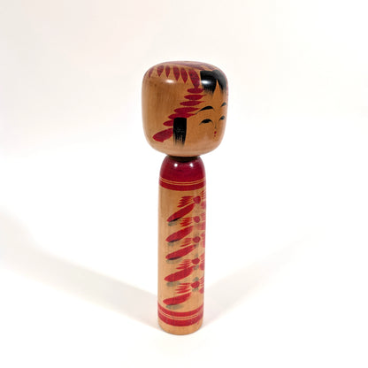 Kokeshi traditionnelle Togatta par Fuko, artisanat japonais ancien, décor floral chrysanthèmes