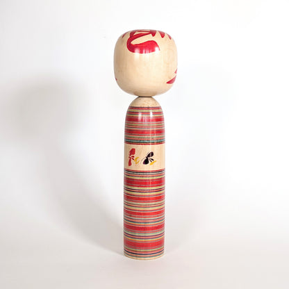Motif papillons cho sur kokeshi Togatta Sakuta Koichi, symbole traditionnel japonais en bois