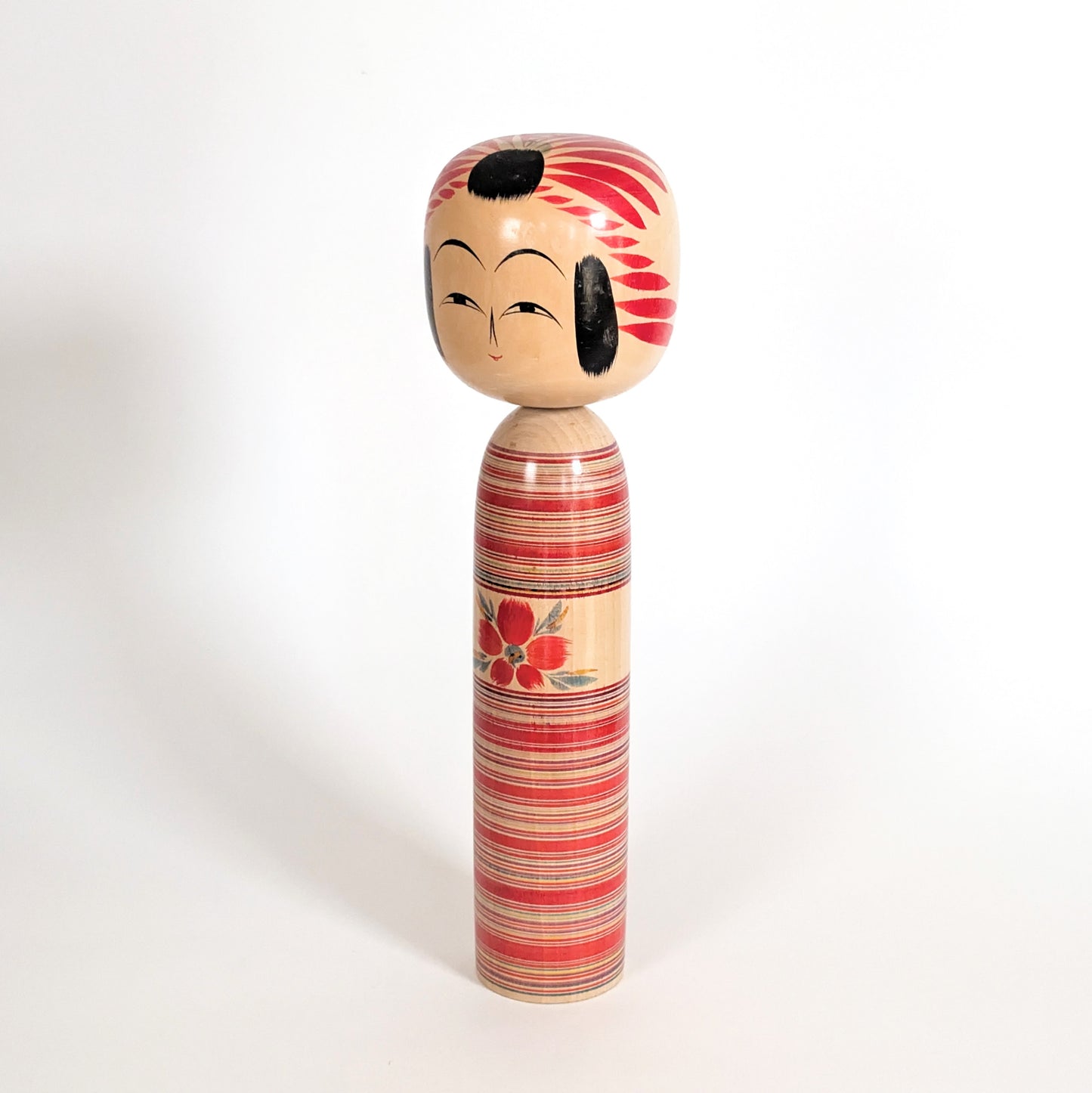 Kokeshi Togatta Sakuta Koichi en bois tourné, profil élégant dans un style japonais wabi sabi