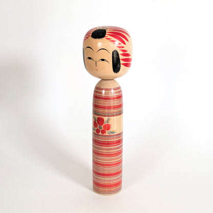 Kokeshi Togatta Sakuta Koichi en bois tourné, profil élégant dans un style japonais wabi sabi