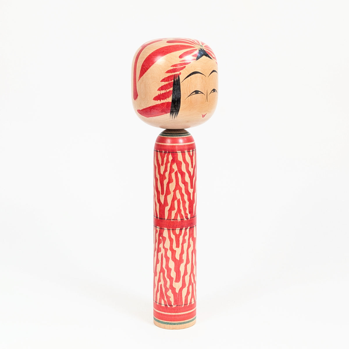 Kokeshi Togatta de Satō Eitarō vue de trois-quarts, motif mokume grain du bois et peinture rouge traditionnelle