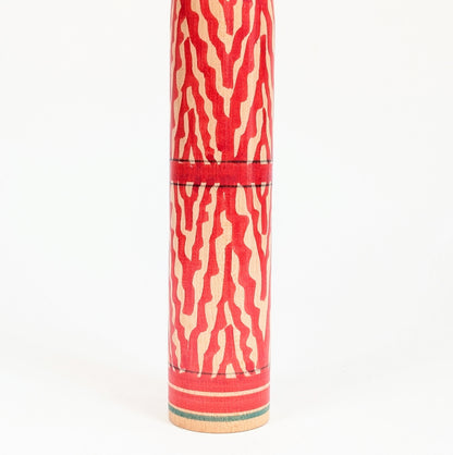 Détail du motif mokume 木目 imitant le grain du bois sur une kokeshi traditionnelle Togatta peinte à la main