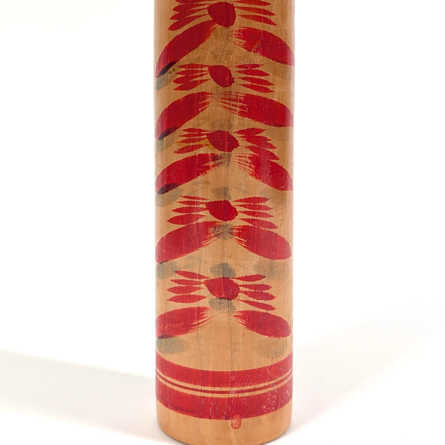 Motifs kasane giku sur le corps d’une kokeshi japonaise Togatta, chrysanthèmes traditionnels