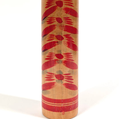 Motifs kasane giku sur le corps d’une kokeshi japonaise Togatta, chrysanthèmes traditionnels