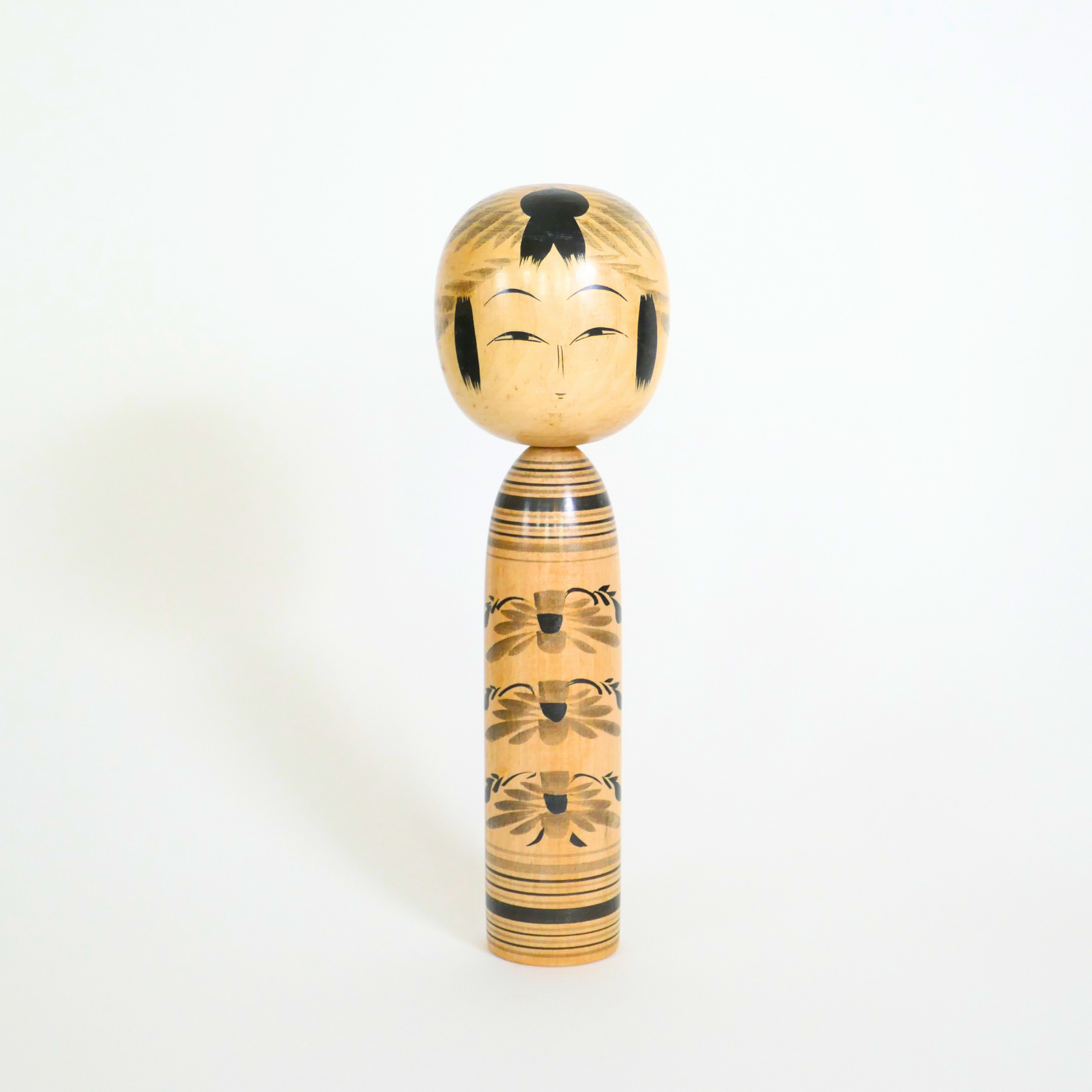 Kokeshi Tôgatta noire et grise vue de face, signée Murakami Tamajiro