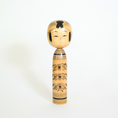 Kokeshi Tôgatta noire et grise vue de face, signée Murakami Tamajiro