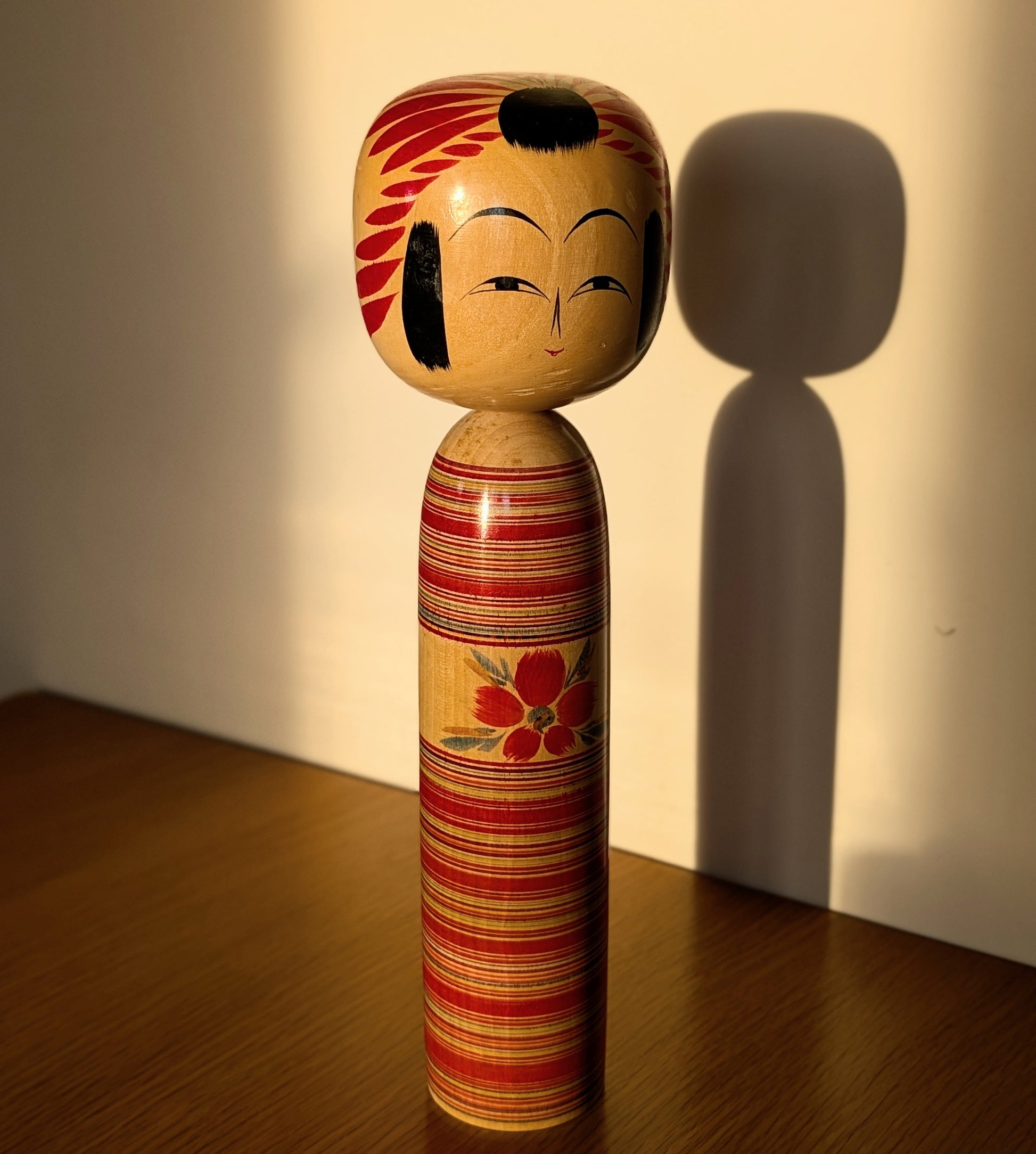 Poupée japonaise kokeshi Togatta Sakuta Koichi en ambiance chaleureuse, objet déco japonais vintage
