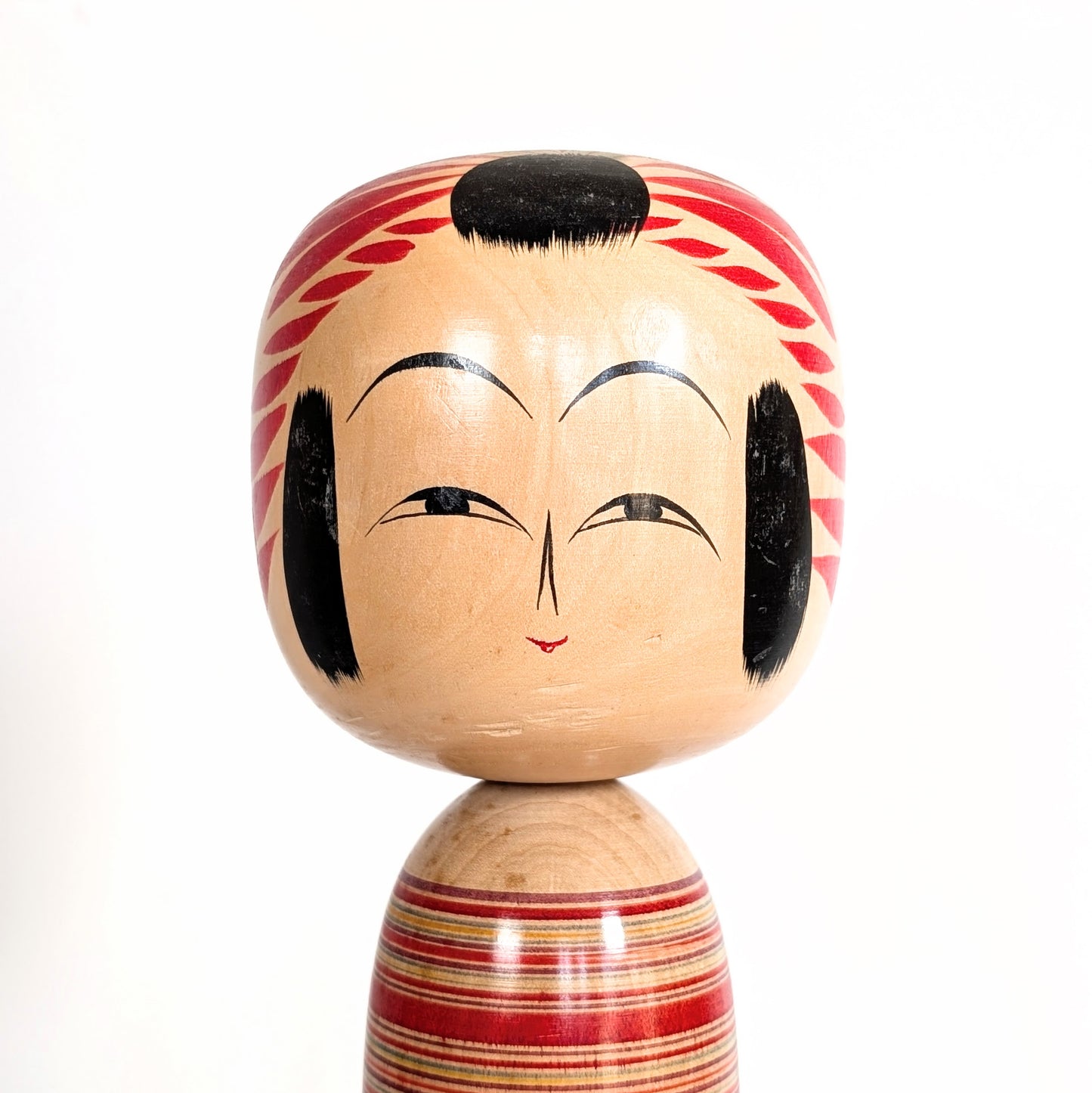 Visage de kokeshi Togatta par Sakuta Koichi avec motif tegara, artisanat japonais traditionnel mingei