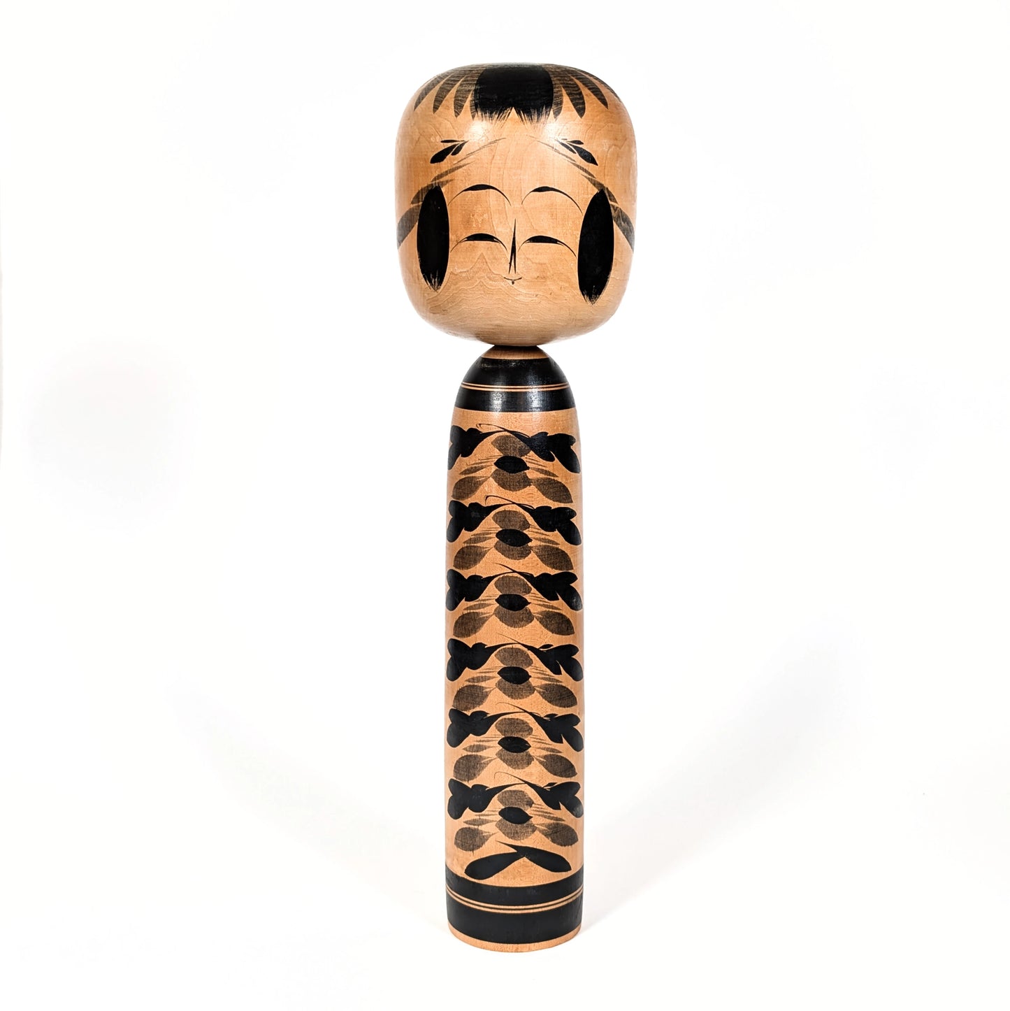 Grande kokeshi japonaise Togatta par Sato Shigekazu 佐藤重一, poupée traditionnelle en bois signée, motifs kasane giku noirs et gris, Aone Onsen Miyagi. fabriquée en 1964-65