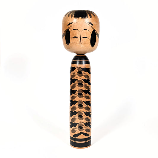 Grande kokeshi japonaise Togatta par Sato Shigekazu 佐藤重一, poupée traditionnelle en bois signée, motifs kasane giku noirs et gris, Aone Onsen Miyagi. fabriquée en 1964-65