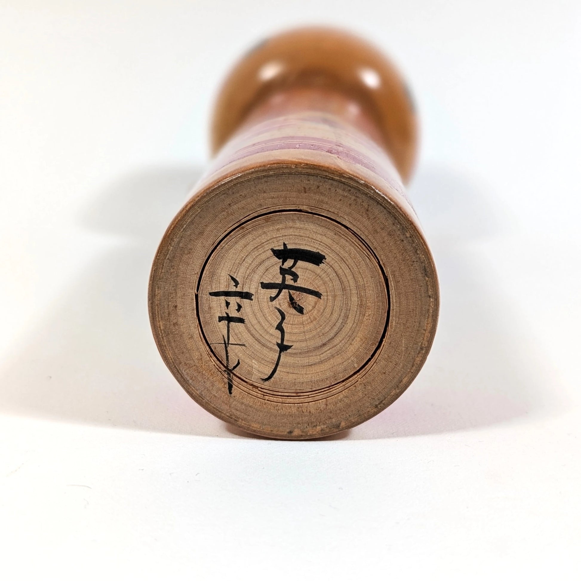 Signature Fuko à 61 ans sous la base d’une kokeshi japonaise Togatta ancienne