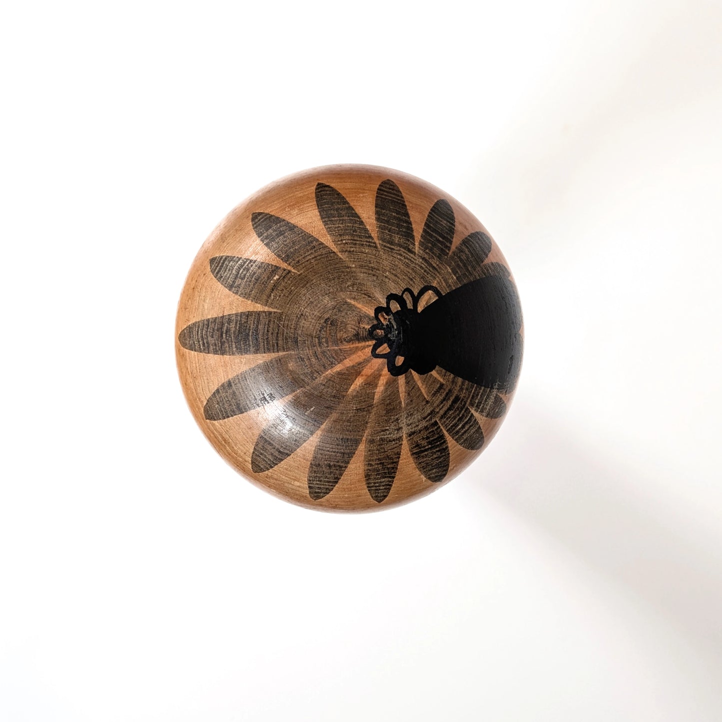 Vue du dessus d’une poupée kokeshi Togatta japonaise, motif floral kasane giku peint à la main, bois patiné, artisanat traditionnel