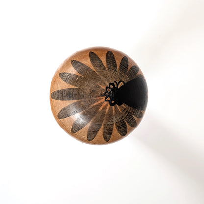 Vue du dessus d’une poupée kokeshi Togatta japonaise, motif floral kasane giku peint à la main, bois patiné, artisanat traditionnel