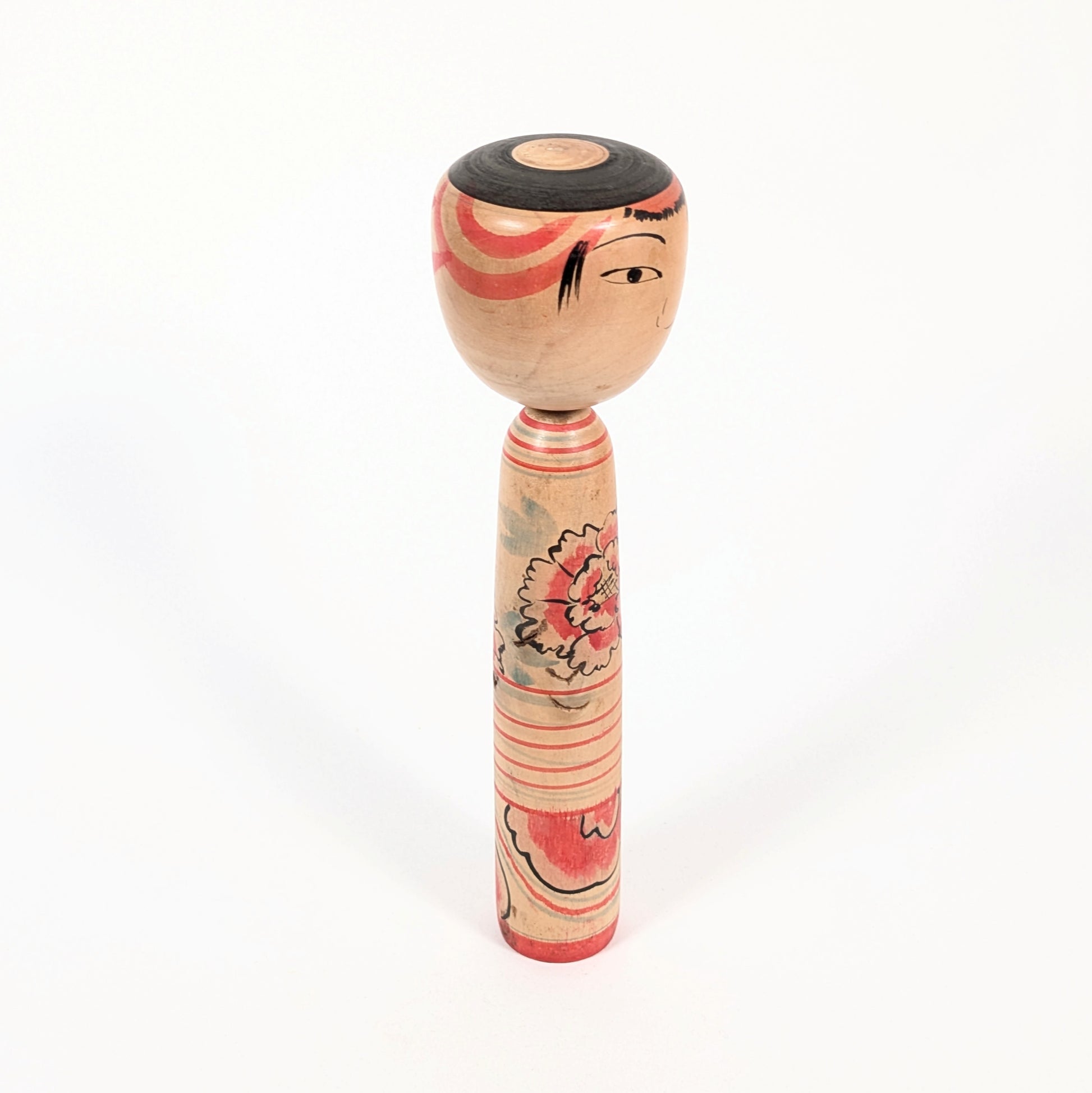 Kokeshi poupée traditionnelle Nakanosawa avec coiffure janome et décor floral de pivoine peint à la main.