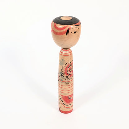 Kokeshi poupée traditionnelle Nakanosawa avec coiffure janome et décor floral de pivoine peint à la main.