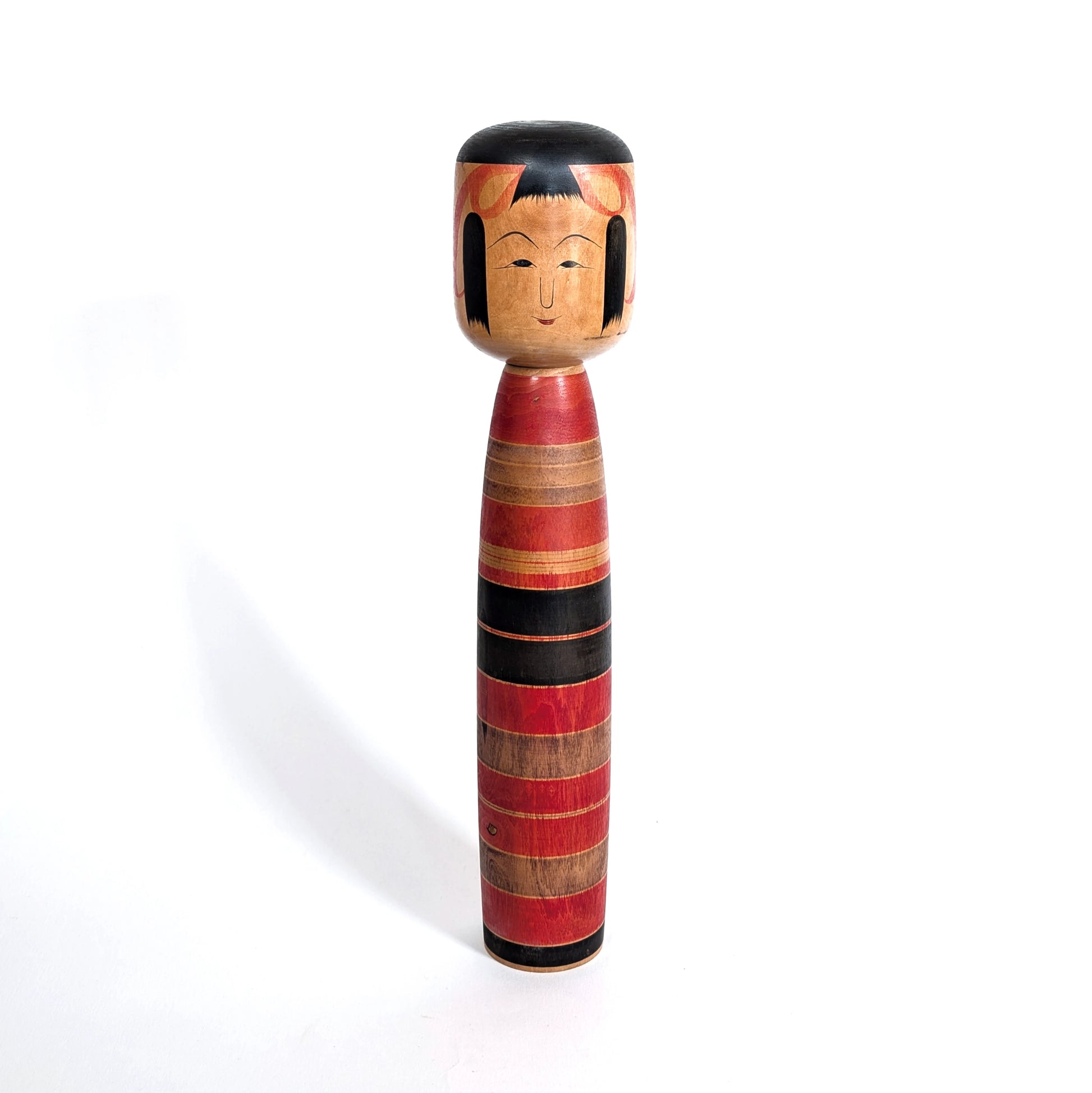 Kokeshi traditionnelle japonaise de grande taille 37,5 cm, sculpture en bois tourné, art populaire japonais mingei par Satou Sashima