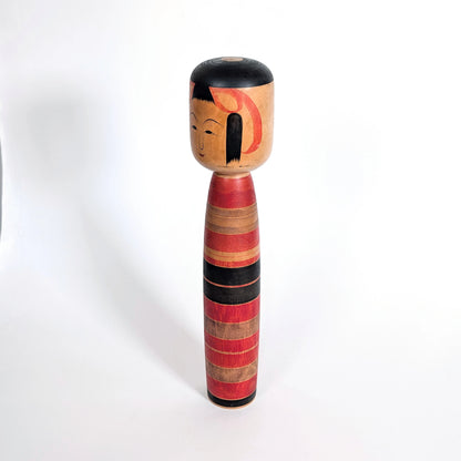 Profil d’une kokeshi traditionnelle japonaise, style classique Tsuchiyu Shōwa, œuvre d’artisan japonais