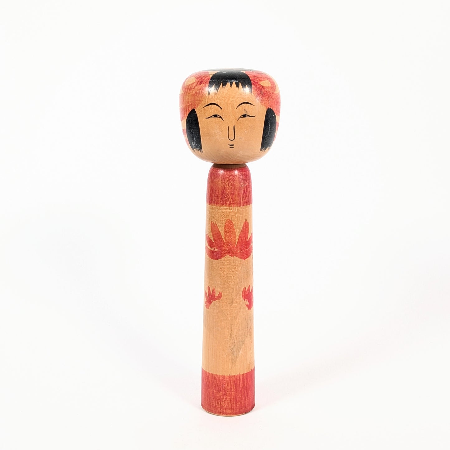 Kokeshi traditionnelle japonaise Tsuchiyu sous type Sabako de 24 cm par Inage Yutaka, corps élancé rouge et bois naturel