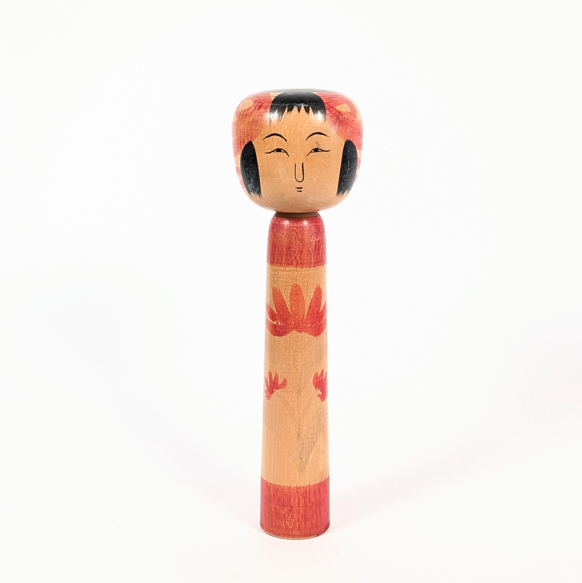 Kokeshi traditionnelle japonaise Tsuchiyu sous type Sabako de 24 cm par Inage Yutaka, corps élancé rouge et bois naturel