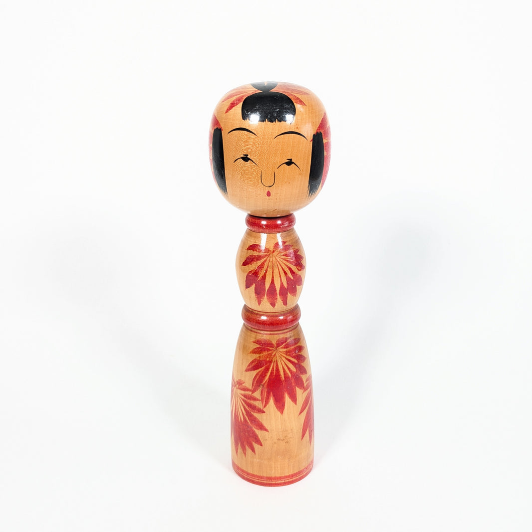 Kokeshi traditionnelle japonaise Yajirō signée, décor floral hishigiku 菱菊 rouge sur bois naturel verni, artisanat populaire japonais