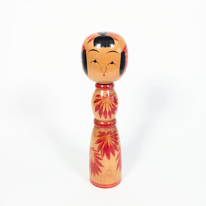 Kokeshi traditionnelle japonaise Yajirō signée, décor floral hishigiku 菱菊 rouge sur bois naturel verni, artisanat populaire japonais