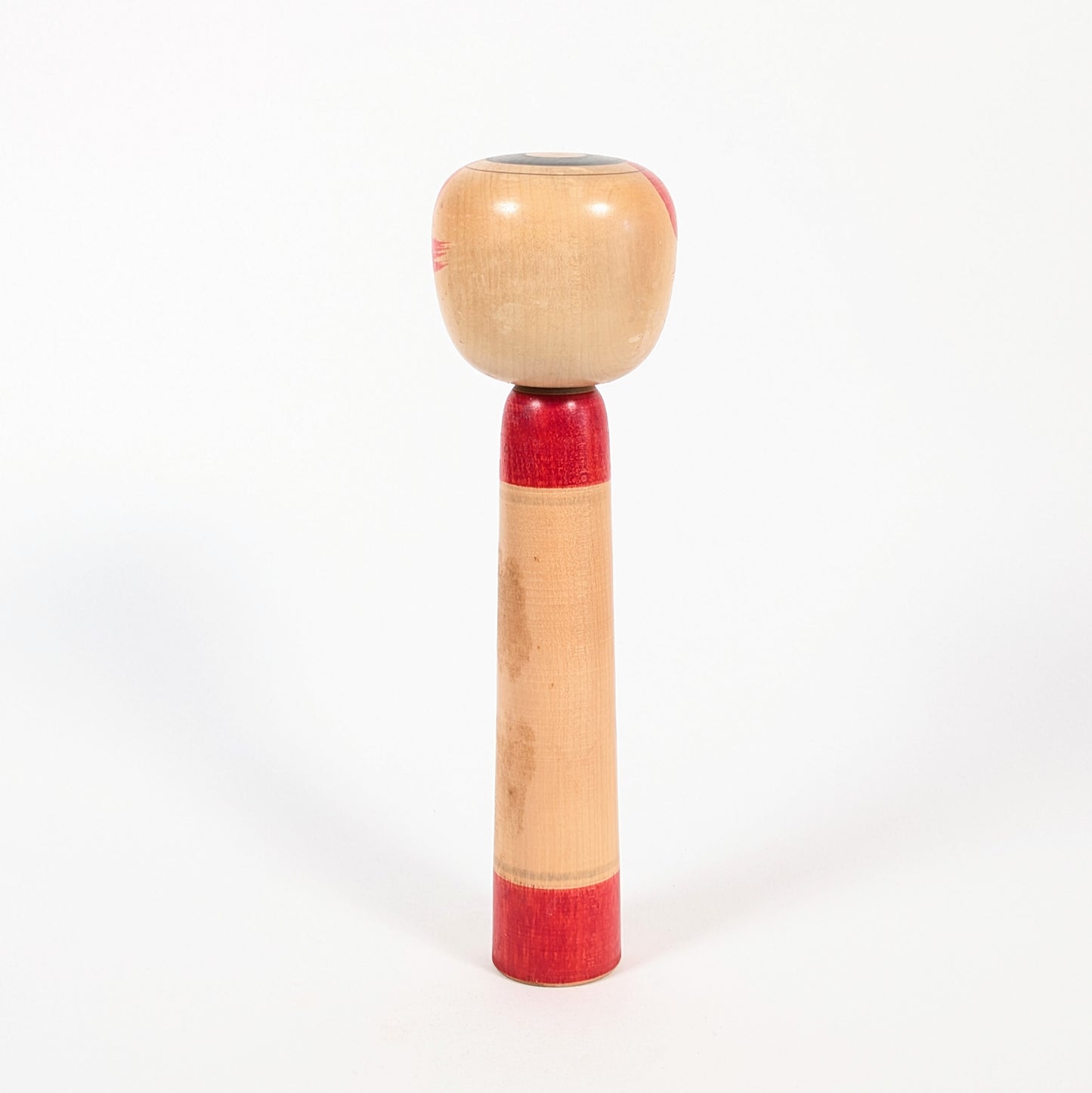 Kokeshi traditionnelle japonaise Tsuchiyu par Inage Yutaka, vue de dos, bois naturel et décor rouge peint à la main