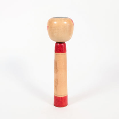 Kokeshi traditionnelle japonaise Tsuchiyu par Inage Yutaka, vue de dos, bois naturel et décor rouge peint à la main