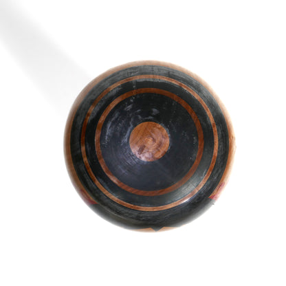 Vue du dessus d'une kokeshi Tsuchiyu ancienne par Abe Kazue, décoration circulaire et Janome peints à la main sur la tête en bois.