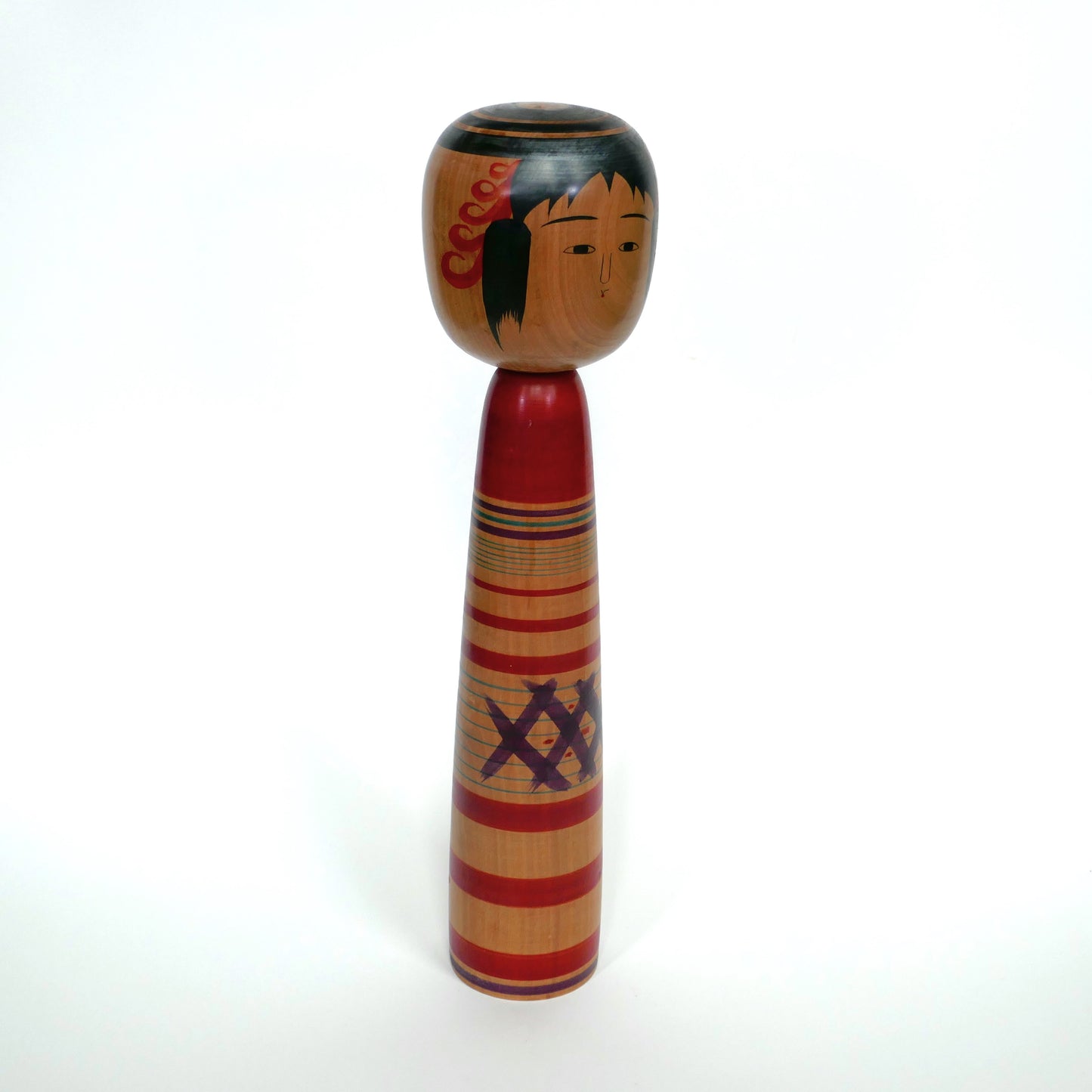 Kokeshi japonaise en bois laqué, style Tsuchiyu, vue de profil droit, artisanat de la région de Fukushima par Abe Kazue.