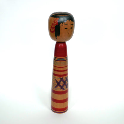 Kokeshi japonaise en bois laqué, style Tsuchiyu, vue de profil droit, artisanat de la région de Fukushima par Abe Kazue.