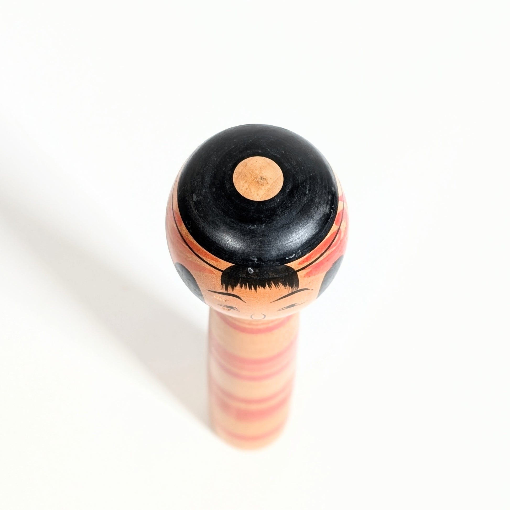 Kokeshi japonaise vintage - Style Tsuchiyu – signée Abe Kazue Kokeshi japonaise vintage - Style Tsuchiyu – signée Abe Kazue