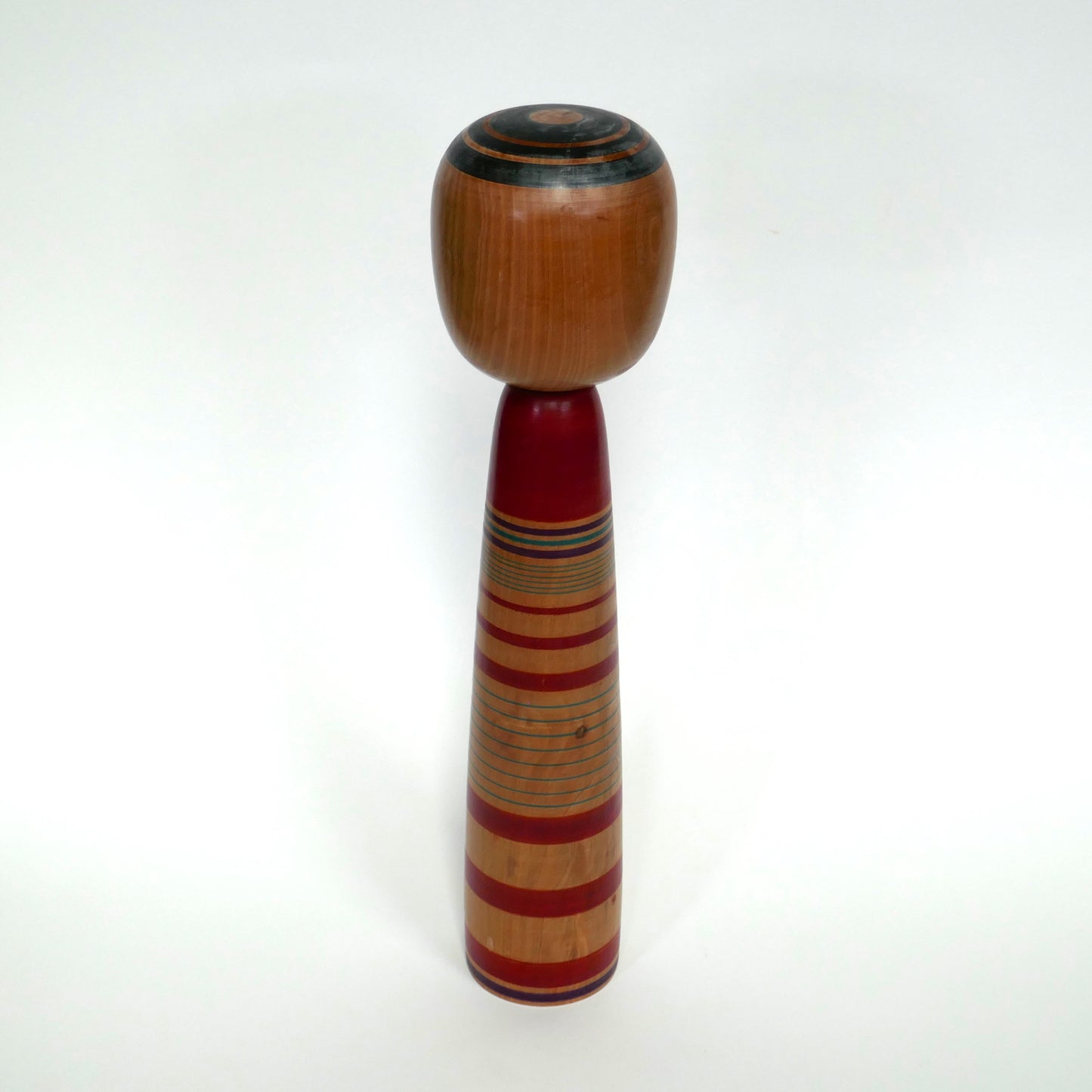 Kokeshi vintage japonaise vue de dos, motifs circulaires sur la tête, création traditionnelle Tsuchiyu par Abe Kazue.