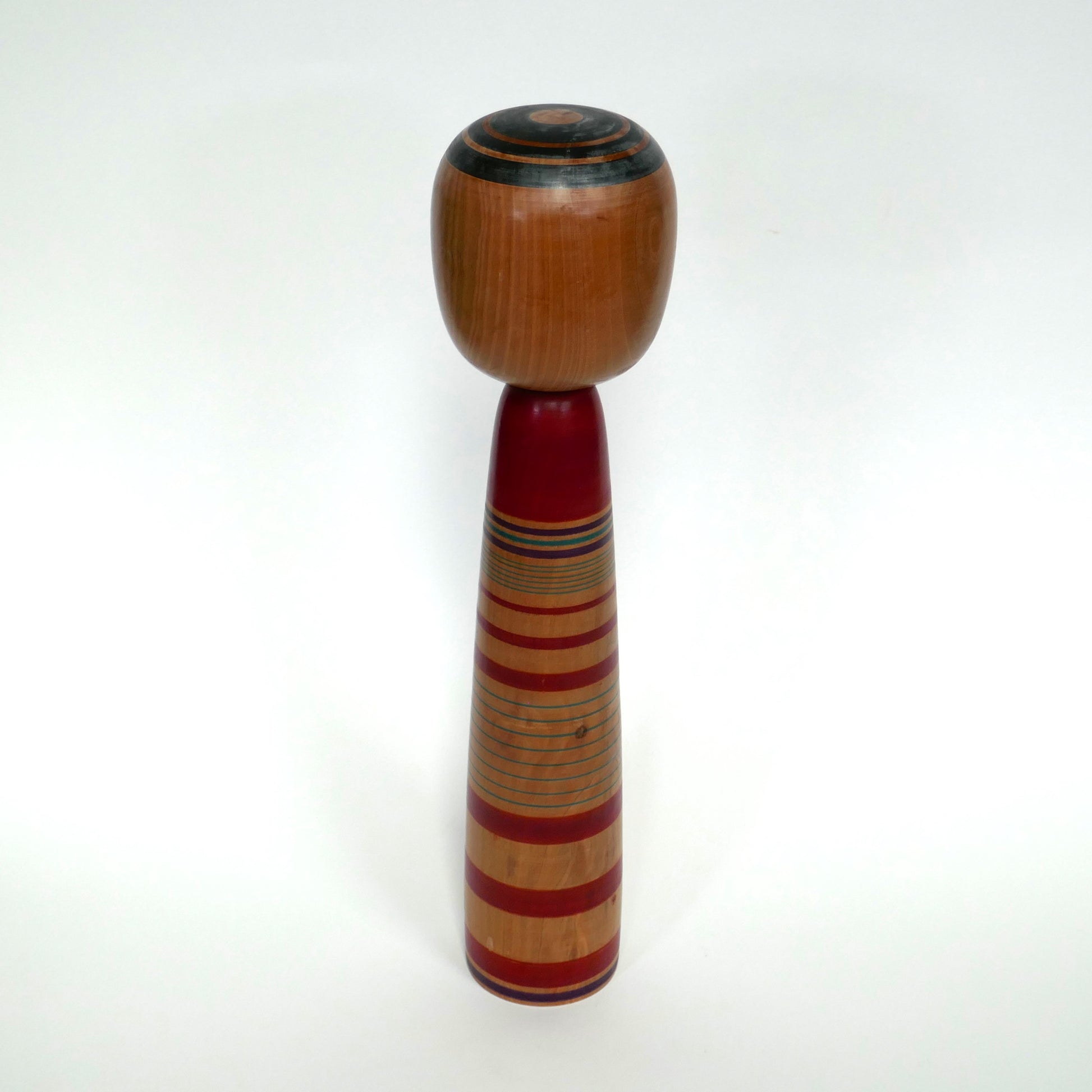 Kokeshi vintage japonaise vue de dos, motifs circulaires sur la tête, création traditionnelle Tsuchiyu par Abe Kazue.