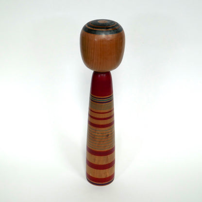 Kokeshi vintage japonaise vue de dos, motifs circulaires sur la tête, création traditionnelle Tsuchiyu par Abe Kazue.