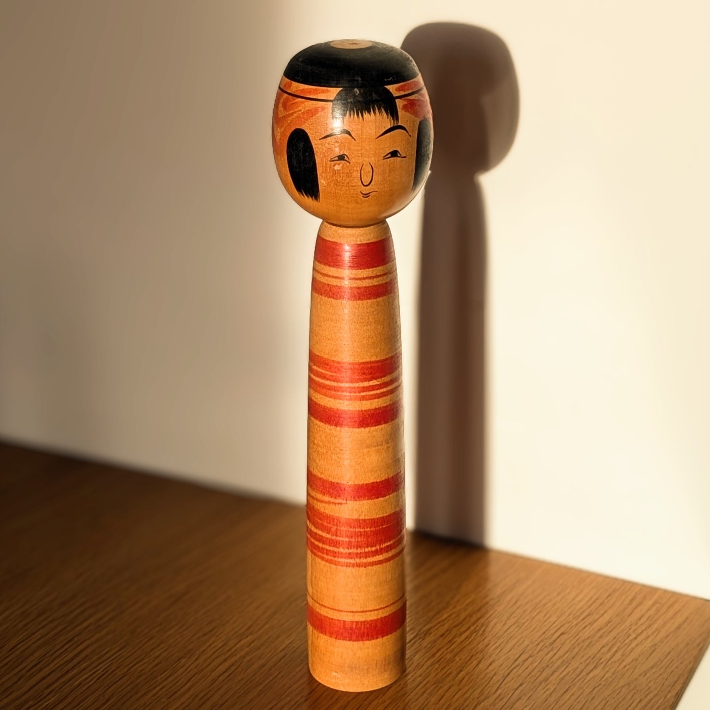 Kokeshi Tsuchiyu par Watanabe Chuzo en bois tournée, objet d’art populaire japonais mingei, décoration japonaise authentique