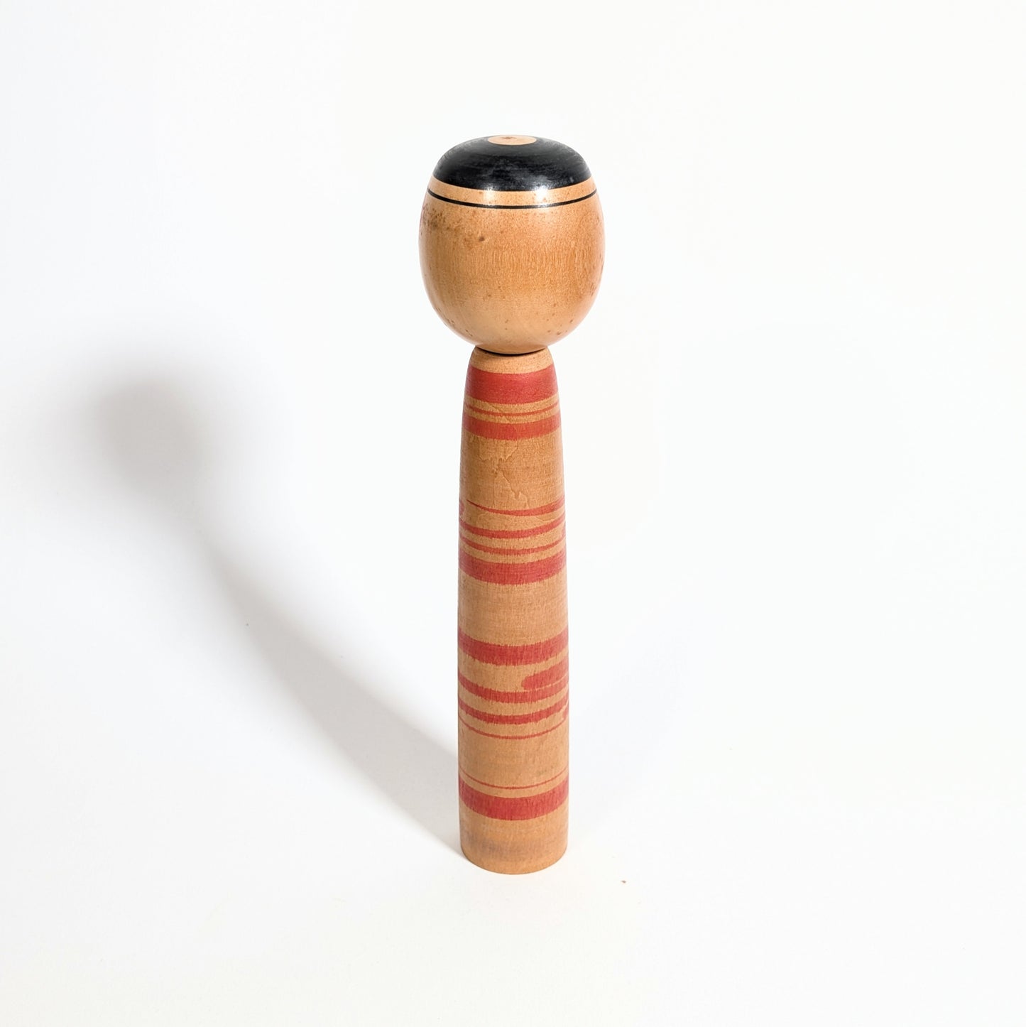 Arrière d’une kokeshi Tsuchiyu par Watanabe Chuzo en bois tourné, artisanat japonais ancien