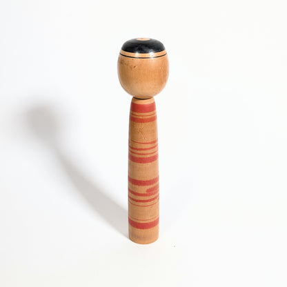 Arrière d’une kokeshi Tsuchiyu par Watanabe Chuzo en bois tourné, artisanat japonais ancien