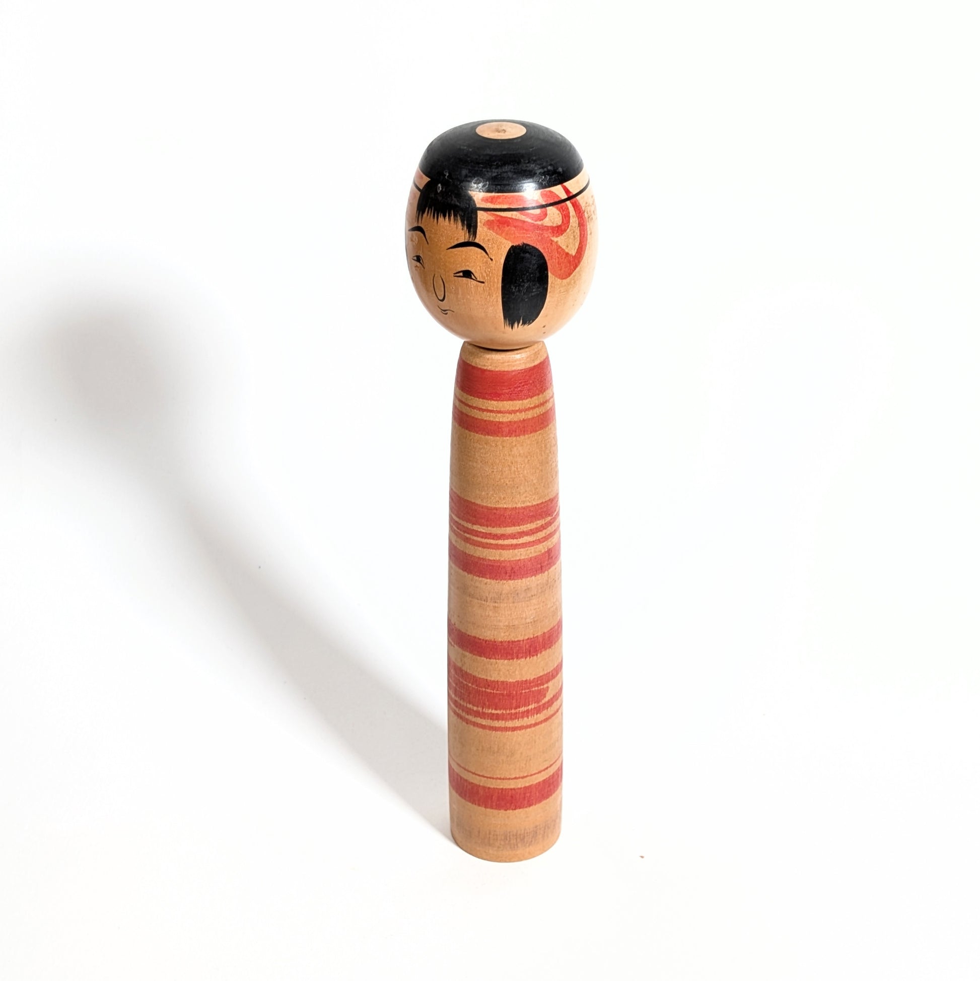 Profil d’une kokeshi Tsuchiyu Watanabe Chuzo avec patine ancienne, objet vintage japonais authentique